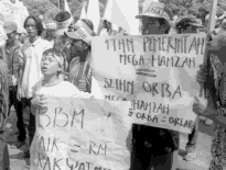 '1Jahr Mega = 32 Jahre Orde
Baru'(Demo in Palembang)